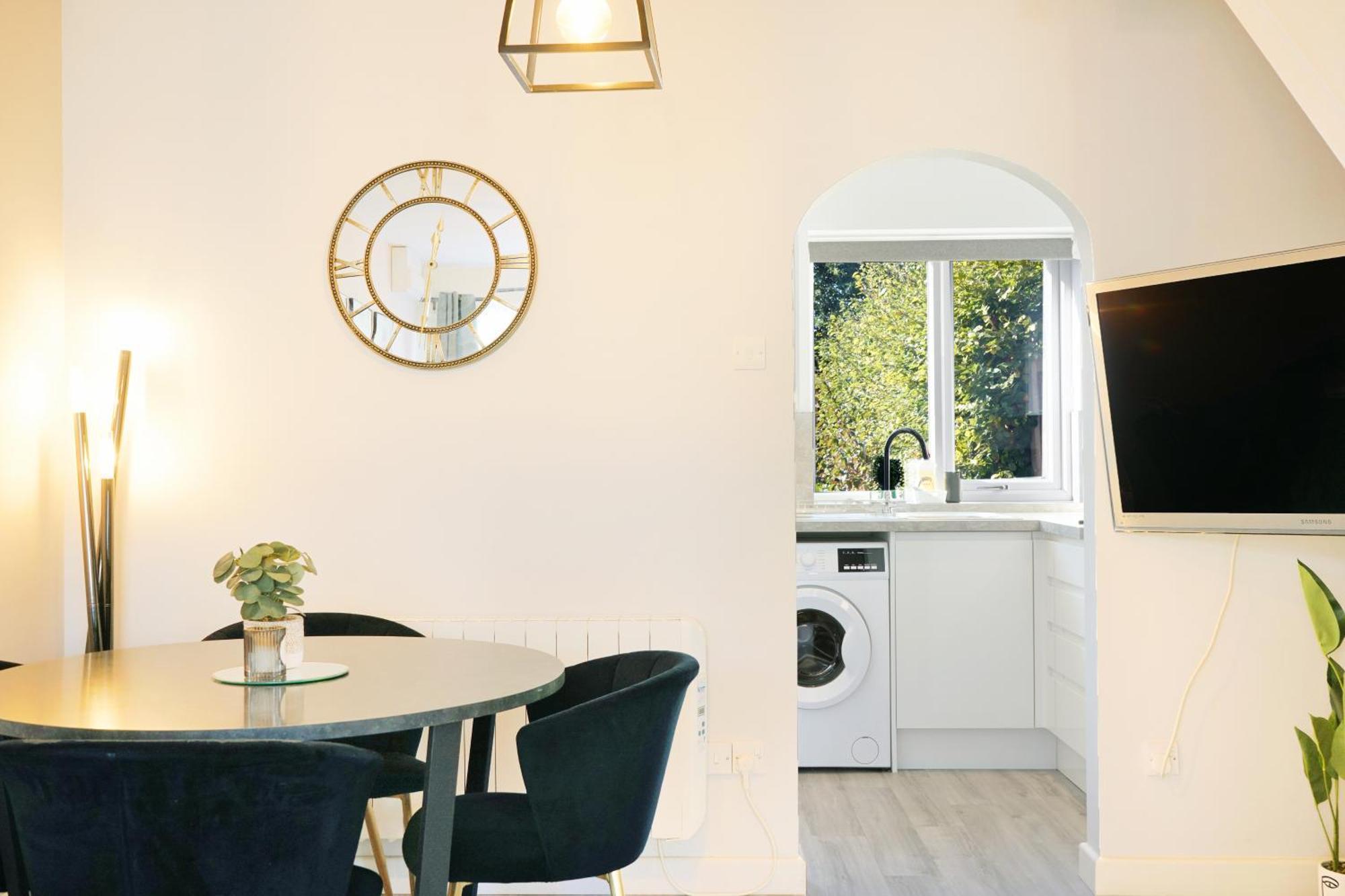 Cosy Corner In Aylesbury Near Stoke Mandeville Hospital & Town Centre With Private Parking Екстериор снимка