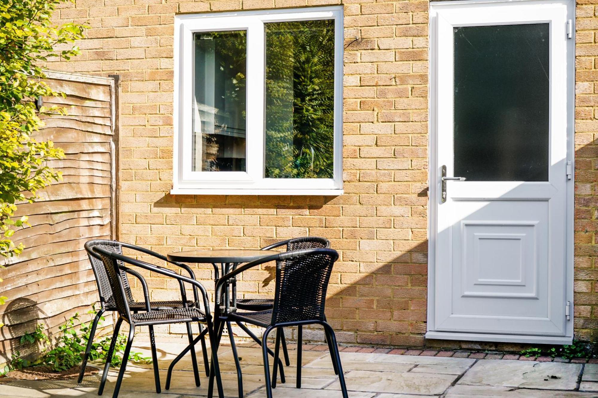 Cosy Corner In Aylesbury Near Stoke Mandeville Hospital & Town Centre With Private Parking Екстериор снимка