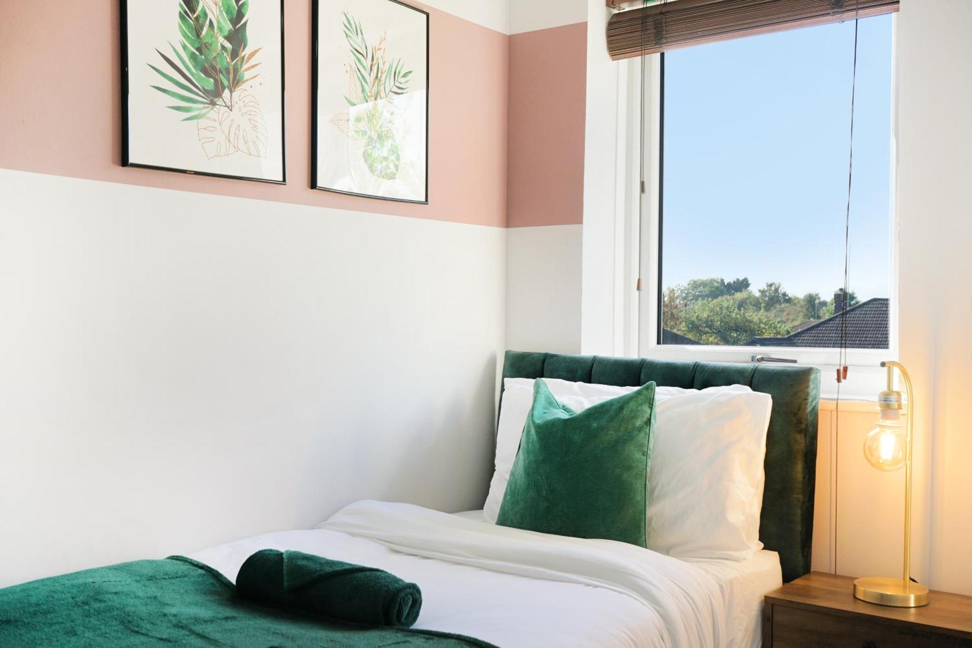 Cosy Corner In Aylesbury Near Stoke Mandeville Hospital & Town Centre With Private Parking Екстериор снимка